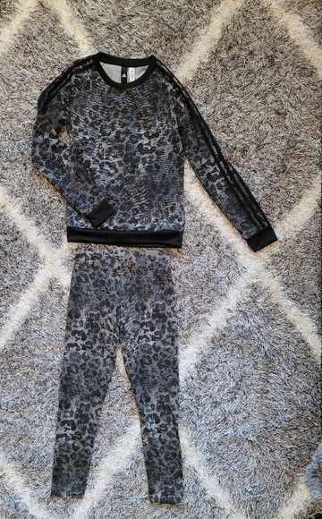 NWT - Adidas Top & Legging Set🐆 - Picture 2 of 10